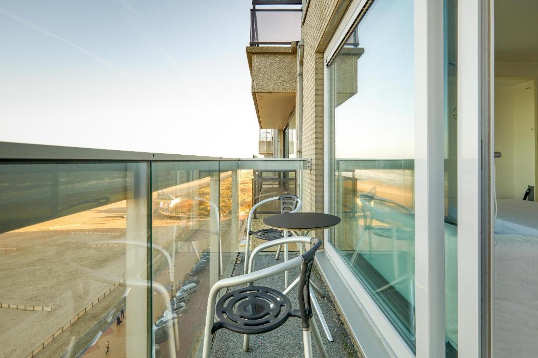 Beautiful Top Floor Seaview Studio Apartment B'Berge-Bruges Blankenberge Bagian luar foto